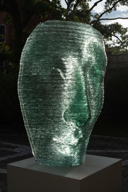 Ernesta Vītiņa stikla skulptūra &ldquo;Nefertiti&rdquo; (2025) izstādes &ldquo;GLASSTRESS 2026&rdquo; atklā&scaron;anas dienā Ca&rsquo; Tron and Fondazione Berengo Art Space pagalmā Venēcijā. Foto: Linda Vītiņa