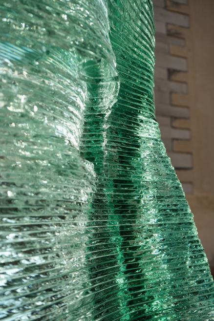 Ernesta Vītiņa stikla skulptūra &ldquo;Nefertiti&rdquo; (2025) izstādes &ldquo;GLASSTRESS 2026&rdquo; atklā&scaron;anas dienā Ca&rsquo; Tron and Fondazione Berengo Art Space pagalmā Venēcijā. Foto: Linda Vītiņa