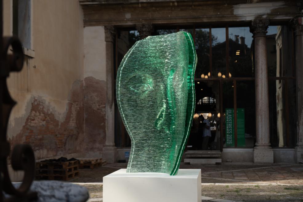 Ernesta Vītiņa stikla skulptūra &ldquo;Nefertiti&rdquo; (2025) izstādes &ldquo;GLASSTRESS 2026&rdquo; atklā&scaron;anas dienā Ca&rsquo; Tron and Fondazione Berengo Art Space pagalmā Venēcijā. Foto: Linda Vītiņa