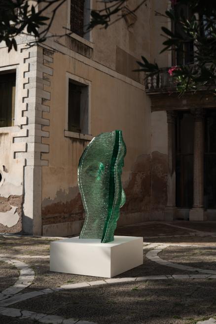 Ernesta Vītiņa stikla skulptūra &ldquo;Nefertiti&rdquo; (2025) izstādes &ldquo;GLASSTRESS 2026&rdquo; atklā&scaron;anas dienā Ca&rsquo; Tron and Fondazione Berengo Art Space pagalmā Venēcijā. Foto: Linda Vītiņa