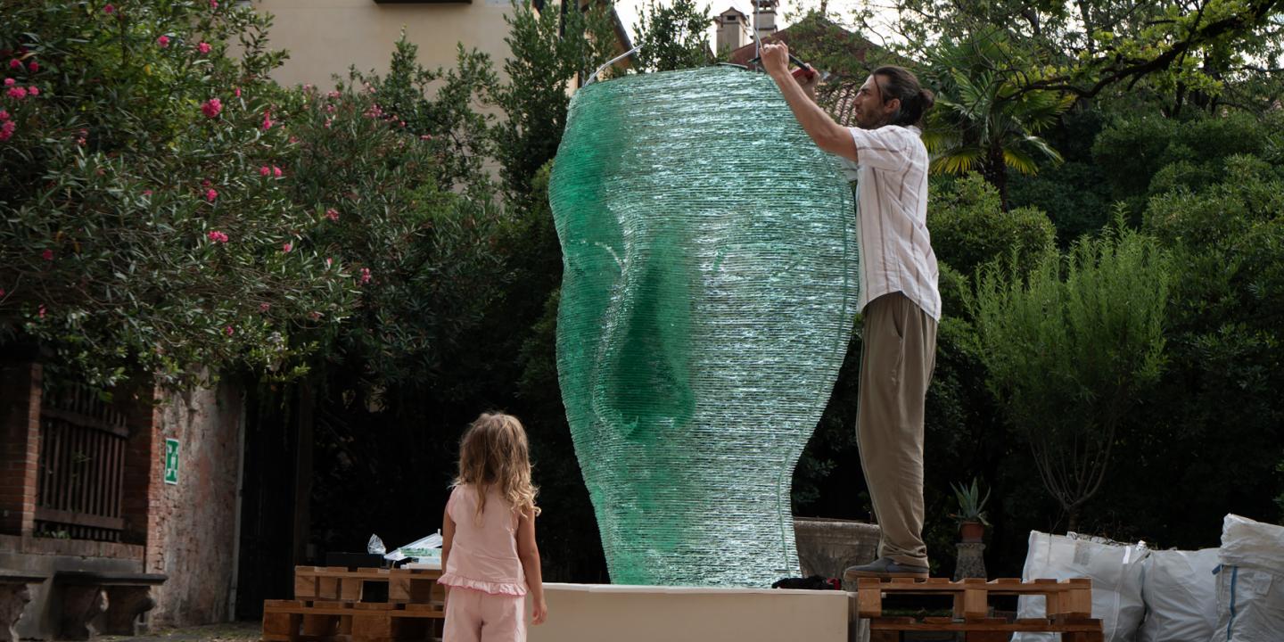 Ernesta Vītiņa vides objekta &ldquo;Nefertiti&rdquo; (2025) uzstādī&scaron;ana izstādē &ldquo;GLASSTRESS 2026&rdquo; Venēcijā. Foto: Linda Vītiņa