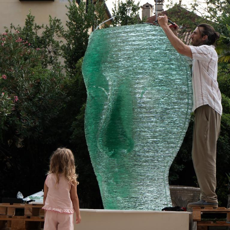Ernesta Vītiņa vides objekta &ldquo;Nefertiti&rdquo; (2025) uzstādī&scaron;ana izstādē &ldquo;GLASSTRESS 2026&rdquo; Venēcijā. Foto: Linda Vītiņa
