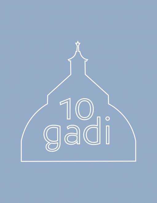 Stilizēts muzeja ēkas siluets zilā fonā ar uzrakstu “10 gadi”.