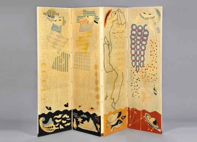 Dekoratīvs daudzdaļīgs paravāns ar stilizētiem cilvēku un dabas motīvu zīmējumiem gaišos un zemes toņos.