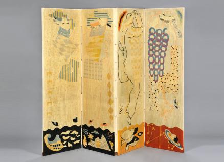 Dekoratīvs daudzdaļīgs paravāns ar stilizētiem cilvēku un dabas motīvu zīmējumiem gaišos un zemes toņos.