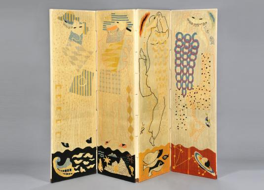Dekoratīvs daudzdaļīgs paravāns ar stilizētiem cilvēku un dabas motīvu zīmējumiem gaišos un zemes toņos.