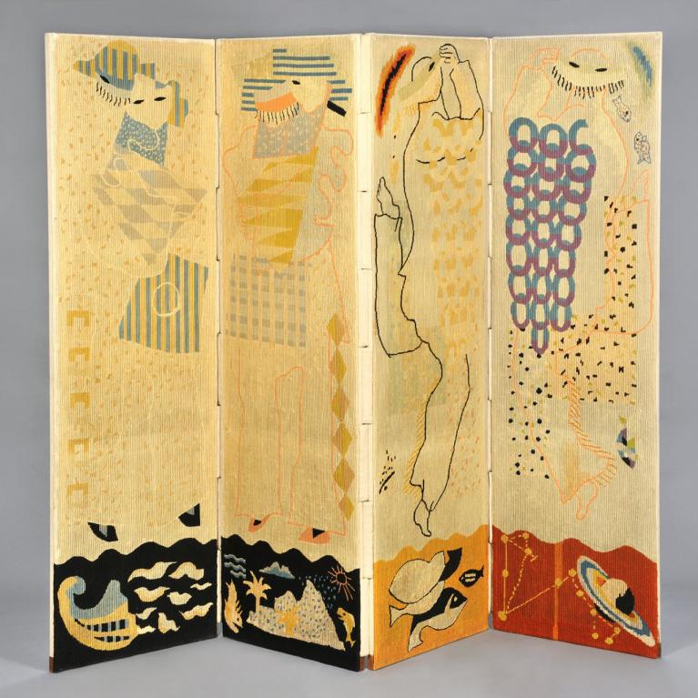 Dekoratīvs daudzdaļīgs paravāns ar stilizētiem cilvēku un dabas motīvu zīmējumiem gaišos un zemes toņos.