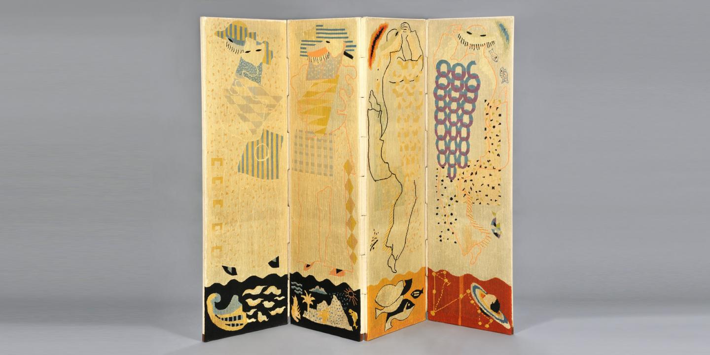 Dekoratīvs daudzdaļīgs paravāns ar stilizētiem cilvēku un dabas motīvu zīmējumiem gaišos un zemes toņos.