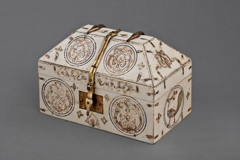 Box set with arabesques, figures of peacocks and gazelles. Sicily, 1150&ndash;1175. Painted ivory. Palazzo Madama collection, Turin, Italy. Photo: Palazzo Madama, Museo Civico d&rsquo;Arte Antica. Courtesy Fondazione Torino Musei