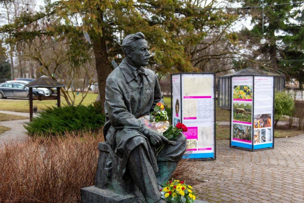 Piemineklis latvie&scaron;u gleznotājam Janim Rozentālam pie Saldus vēstures un mākslas muzeja meistara 160 gadu jubilejas izstādes atklā&scaron;anas dienā. 2026. Foto: Diāna Krūmiņa