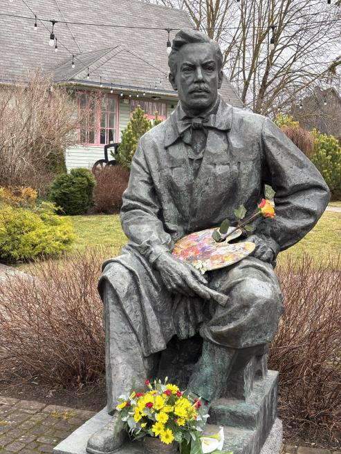 Piemineklis latvie&scaron;u gleznotājam Janim Rozentālam pie Saldus vēstures un mākslas muzeja meistara 160 gadu jubilejas izstādes atklā&scaron;anas dienā. 2026. Foto: Aija Brasliņa