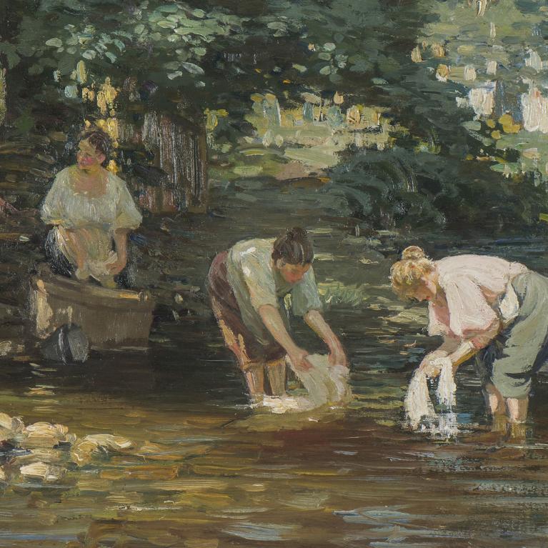 Glezna ar trim sievietēm, kas mazgā veļu seklā upē, koku ieskautā ainavā saules gaismā.