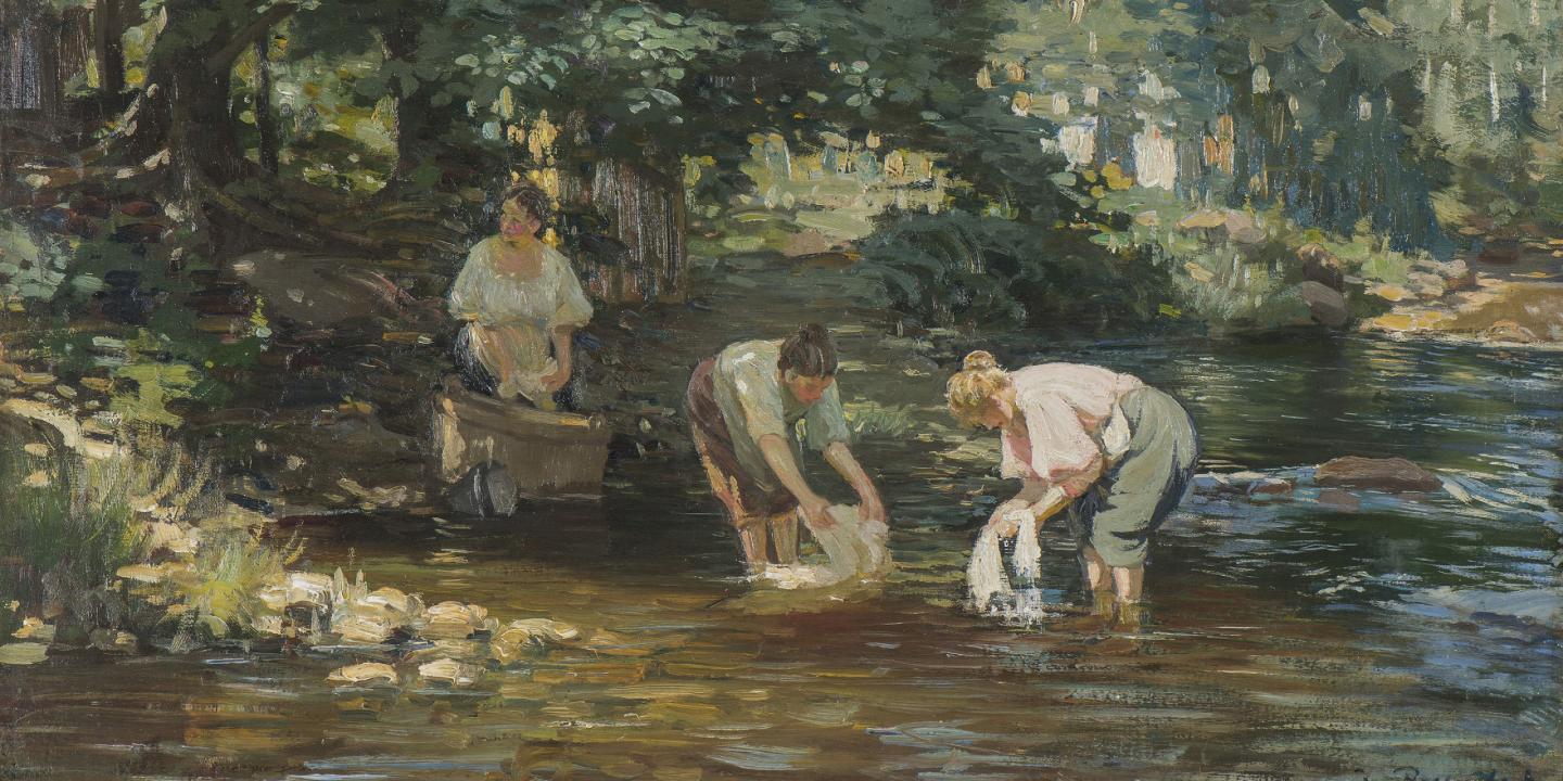 Glezna ar trim sievietēm, kas mazgā veļu seklā upē, koku ieskautā ainavā saules gaismā.