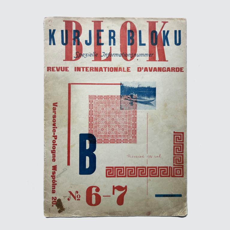 Nodzeltējis avangarda žurnāla Kurjer Bloku vāks ar lieliem sarkaniem un ziliem tipogrāfiskiem uzrakstiem un ģeometrisku ornamentu.