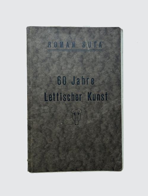 Pelēks grāmatas vāks ar uzrakstu Roman Suta, 60 Jahre Lettischer Kunst un nelielu simbolu vidū.