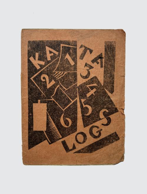 Abstrakta melnbalta grafiska kompozīcija uz brūna papīra ar lieliem cipariem, burtiem KAT, LOG un ģeometriskām formām.