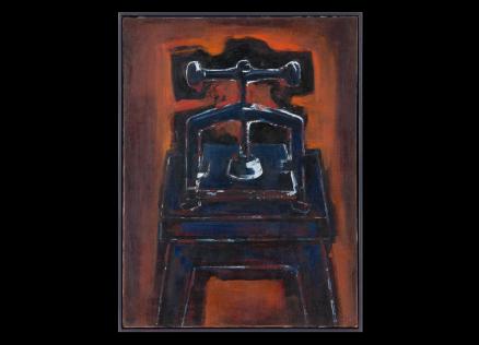 Tumšos sarkanbrūnos un melnos toņos veidota glezna ar stilizētu, masīvu preses mehānisma attēlojumu, kas kompozīcijas centrā izceļas uz kontrastaina fona.