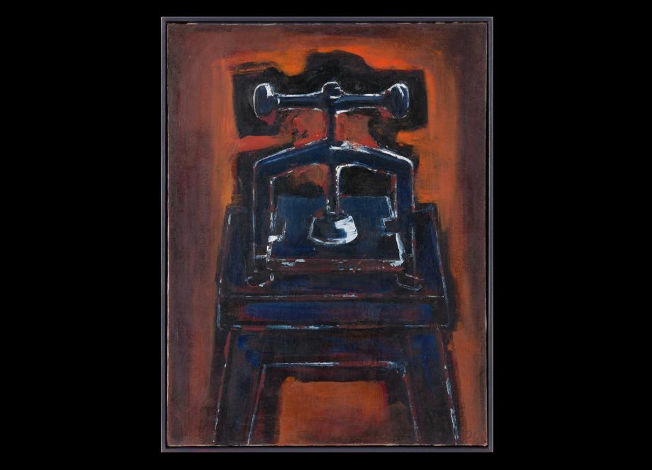 Tumšos sarkanbrūnos un melnos toņos veidota glezna ar stilizētu, masīvu preses mehānisma attēlojumu, kas kompozīcijas centrā izceļas uz kontrastaina fona.