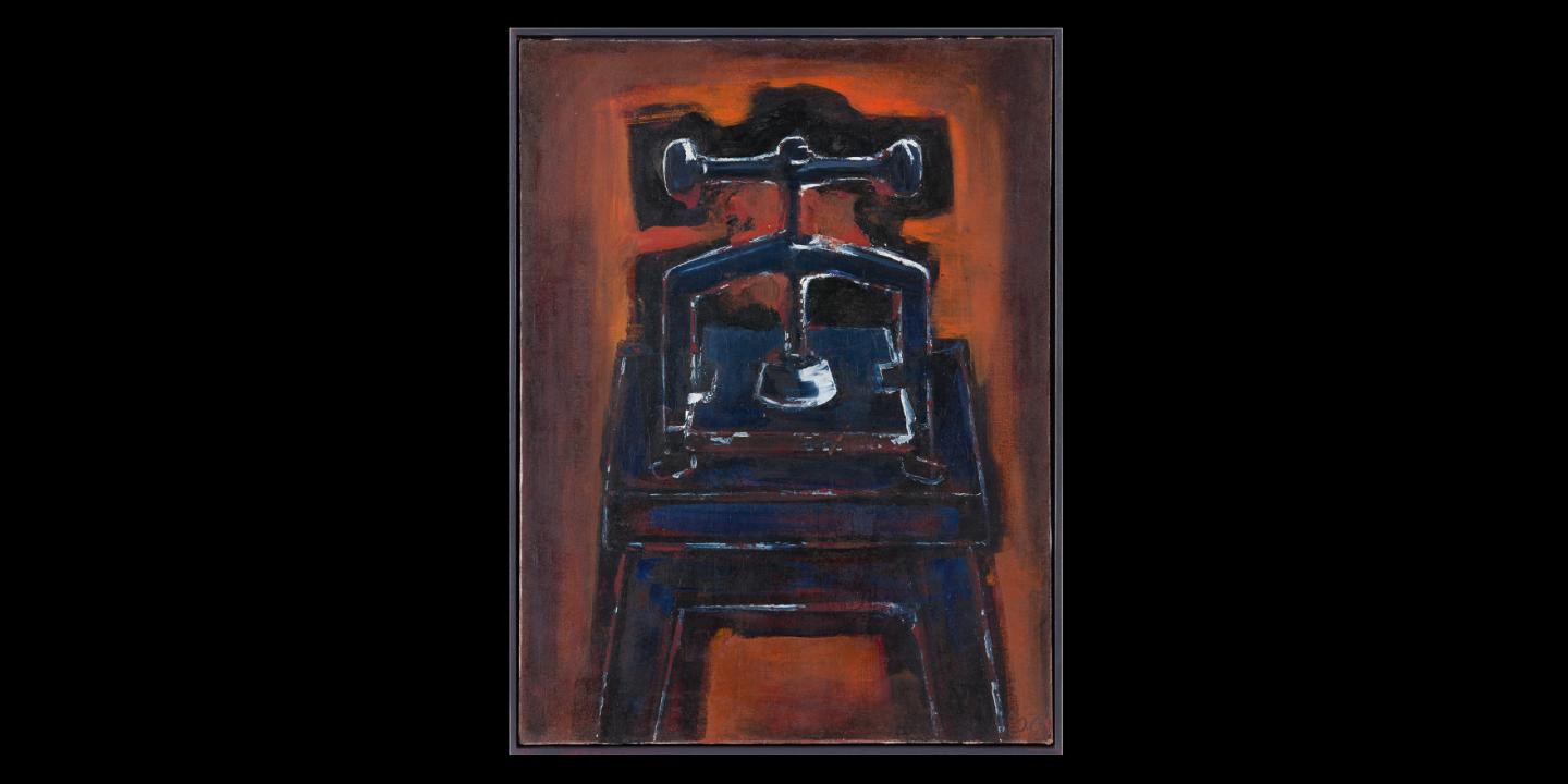 Tumšos sarkanbrūnos un melnos toņos veidota glezna ar stilizētu, masīvu preses mehānisma attēlojumu, kas kompozīcijas centrā izceļas uz kontrastaina fona.