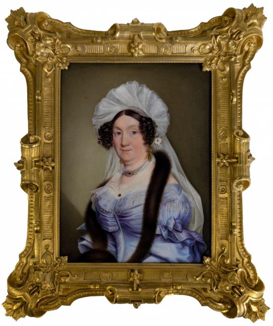 Sievietes portrets greznā zeltītā rāmī, kurā attēlota dāma gaišā galvassegā un violetā kleitā.