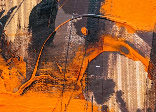 Abstrakta gleznojuma fragments ar koši oranžiem un tumšiem triepieniem, kas veido dinamisku, teksturētu virsmu.