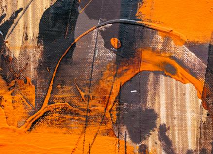 Abstrakta gleznojuma fragments ar koši oranžiem un tumšiem triepieniem, kas veido dinamisku, teksturētu virsmu.