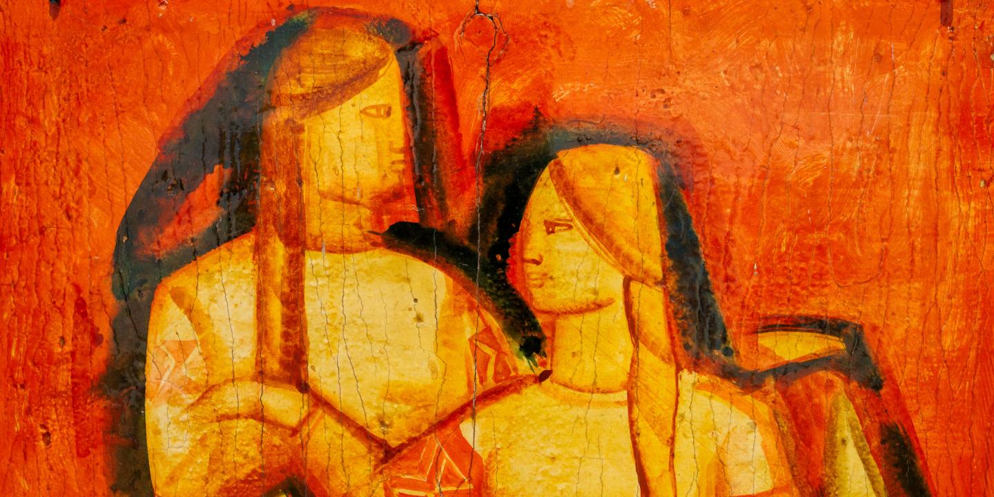 Abstrakti stilizēts divu cilvēku attēlojums siltos oranžos un dzeltenos toņos ar izteikti teksturētu virsmu.