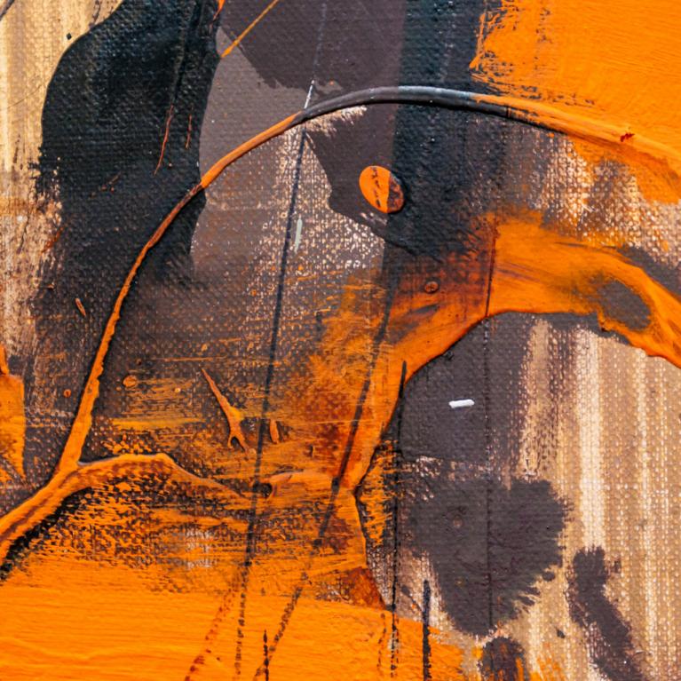 Abstrakta gleznojuma fragments ar koši oranžiem un tumšiem triepieniem, kas veido dinamisku, teksturētu virsmu.