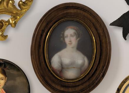 Vairāku portretu miniatūru izvietojums, tostarp ovāls sievietes portrets koka rāmī un citas dekoratīvas miniatūras ap to.