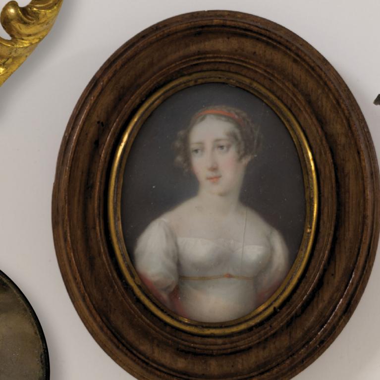 Vairāku portretu miniatūru izvietojums, tostarp ovāls sievietes portrets koka rāmī un citas dekoratīvas miniatūras ap to.