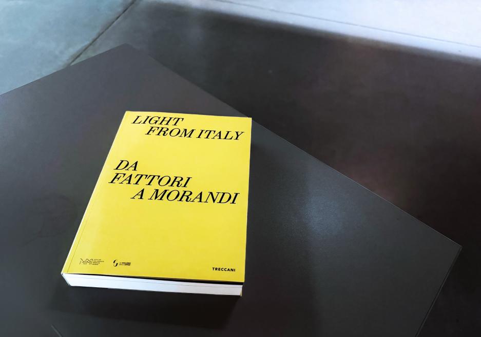 Izstādes &ldquo;Itālijas gaisma: no Fatori līdz Morandi&rdquo; katalogs. 2025. Dizains: SMV &ndash; Studio Moretti Visani (Itālija). Foto: Estere Rožkalne