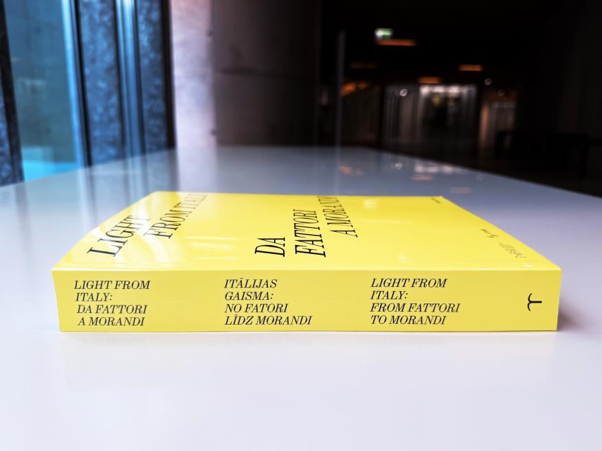 Izstādes &ldquo;Itālijas gaisma: no Fatori līdz Morandi&rdquo; katalogs. 2025. Dizains: SMV &ndash; Studio Moretti Visani (Itālija). Foto: Estere Rožkalne