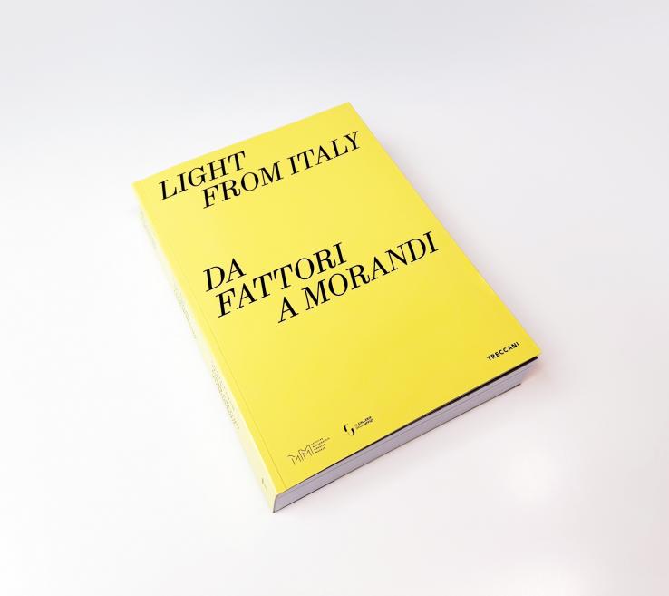 Izstādes &ldquo;Itālijas gaisma: no Fatori līdz Morandi&rdquo; katalogs. 2025. Dizains: SMV &ndash; Studio Moretti Visani (Itālija). Foto: Estere Rožkalne