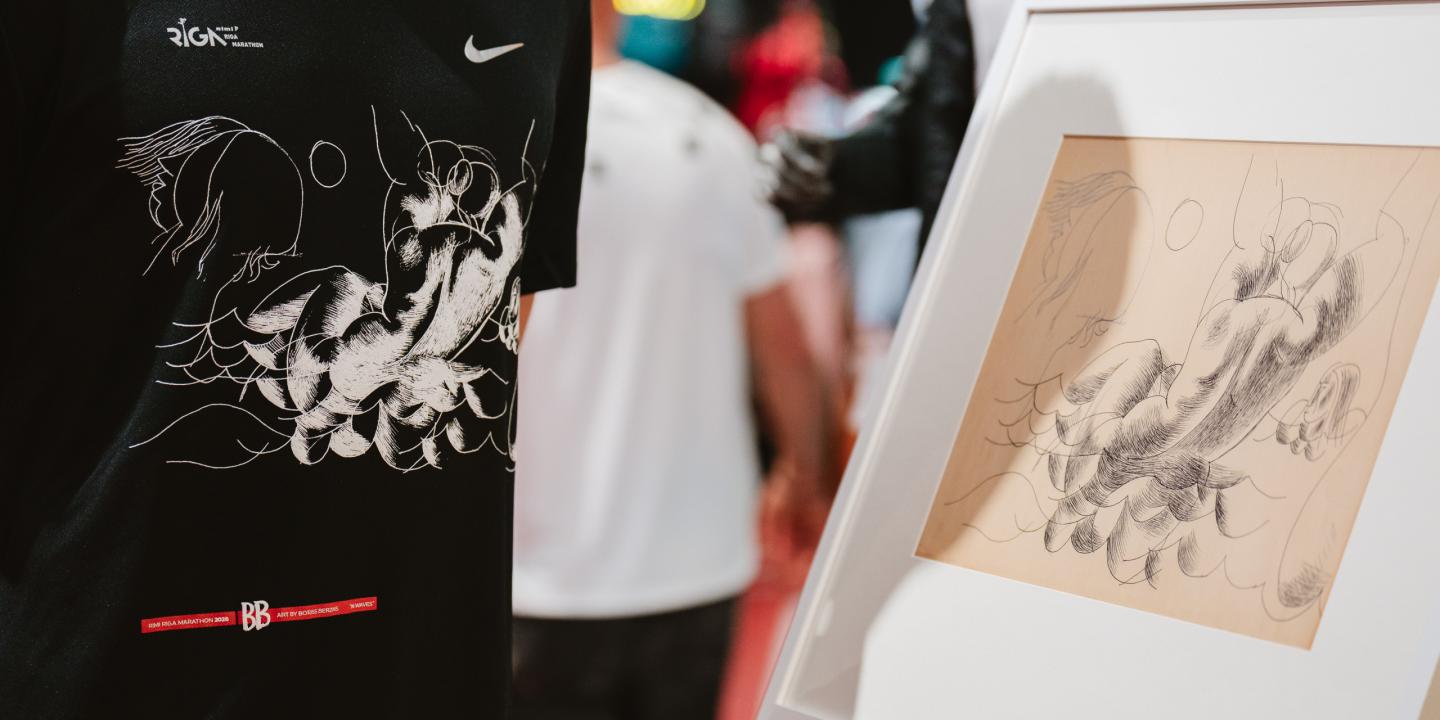 Borisa Bērziņa mākslas darbs "Viļņos" un oficiālais Rimi Rīgas maratona Nike skrie&scaron;anas kreklsFoto: Guntis Bērziņ&scaron;