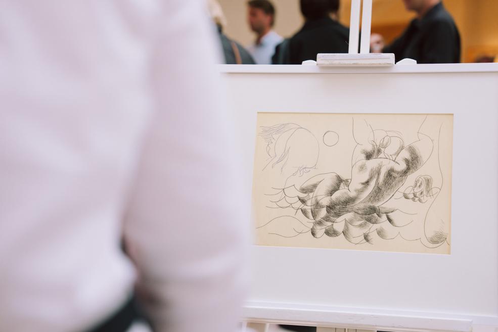 Muzeja ekspozīcijā izstādīts grafikas darbs ar stilizētu cilvēka figūru kustībā.