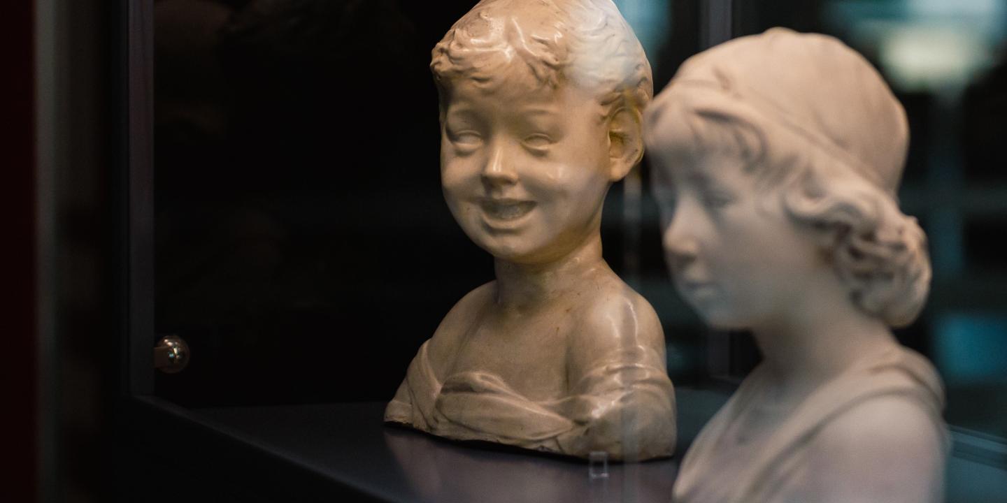 Plaša muzeja skulptūru zāle ar klasiskām statujām uz postamentiem un griestu apgaismojumu.