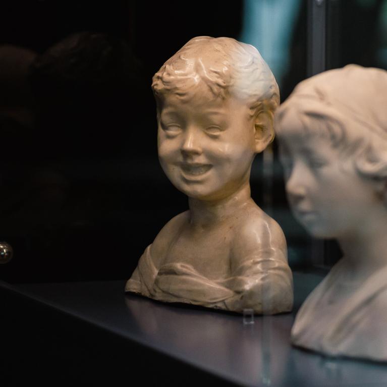 Plaša muzeja skulptūru zāle ar klasiskām statujām uz postamentiem un griestu apgaismojumu.