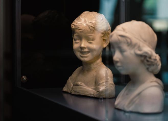 Plaša muzeja skulptūru zāle ar klasiskām statujām uz postamentiem un griestu apgaismojumu.