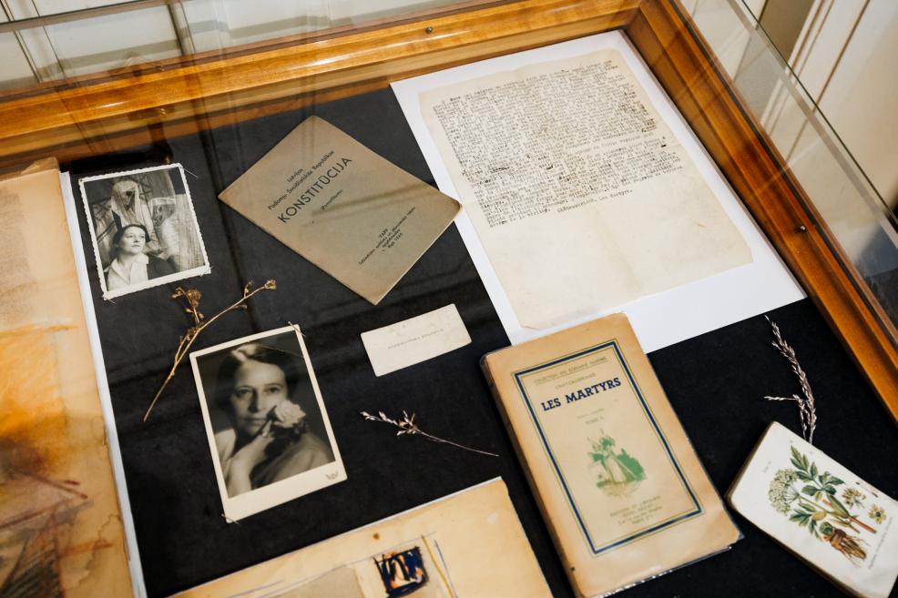 Muzeja vitrīnā izlikti vēsturiski priekšmeti – fotogrāfijas, dokumenti, Latvijas PSR konstitūcija un grāmata “Les Martyrs”.