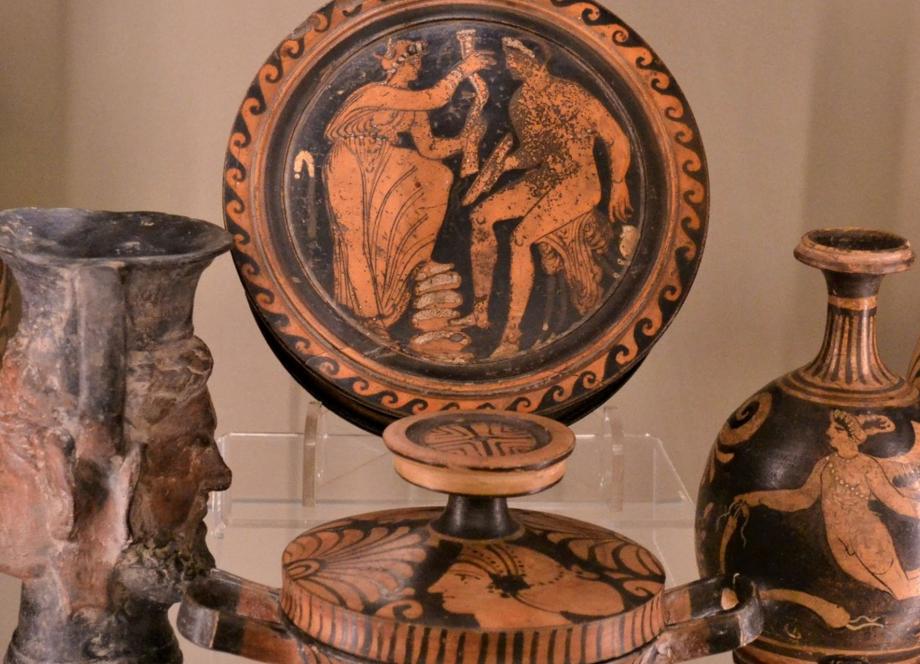 Senās Grieķijas keramika ar melno figūru un sarkano figūru gleznojumiem, attēlojot mitoloģiskas ainas uz vāzēm un traukiem.