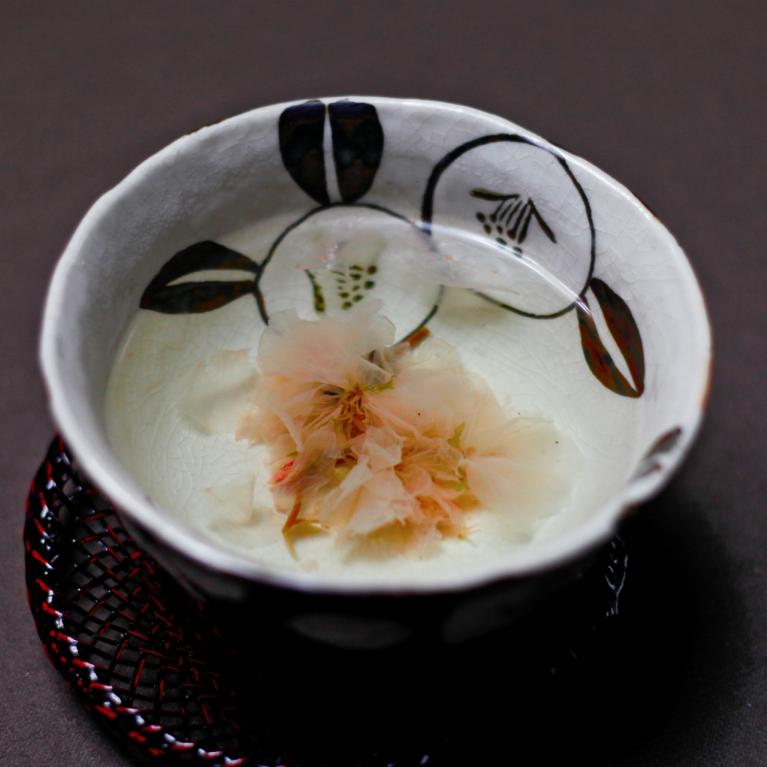 Keramikas trauks ar ūdenī ievietotu ziedu Dekoratīvās mākslas un dizaina muzeja ekspozīcijā.