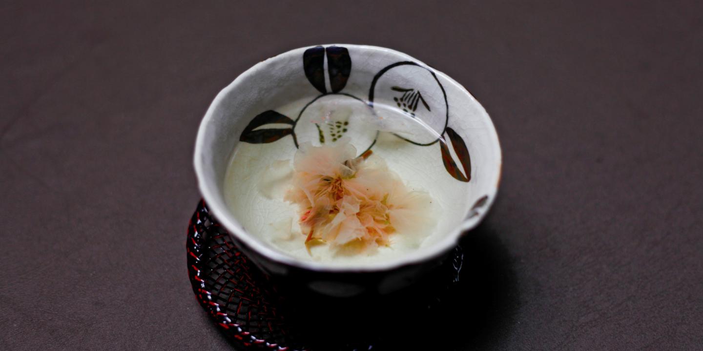 Keramikas trauks ar ūdenī ievietotu ziedu Dekoratīvās mākslas un dizaina muzeja ekspozīcijā.