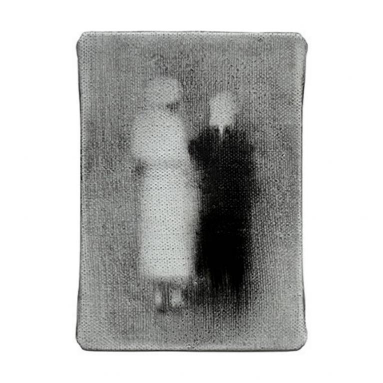 Melnbalts mākslas darbs ar izplūdušu divu cilvēku siluetu.