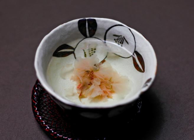 Keramikas trauks ar ūdenī ievietotu ziedu Dekoratīvās mākslas un dizaina muzeja ekspozīcijā.