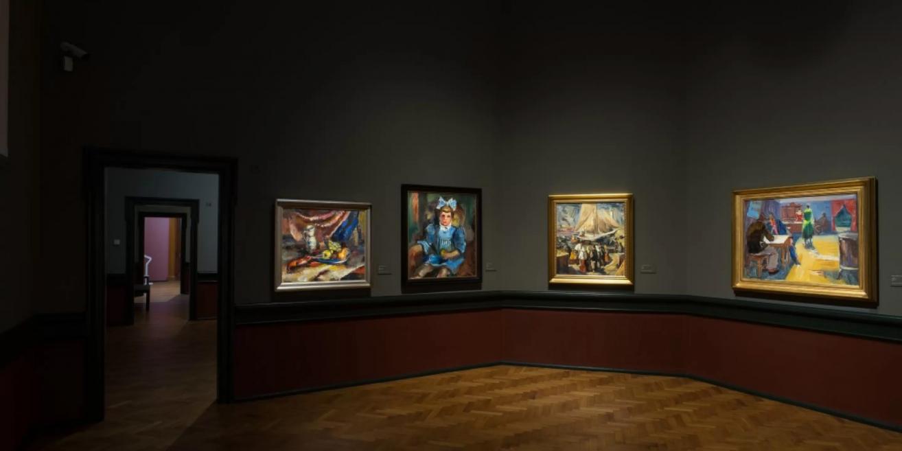 Latvijas Nacionālā mākslas muzeja zāle ar ekspresīviem 20. gadsimta vidus glezniecības darbiem.