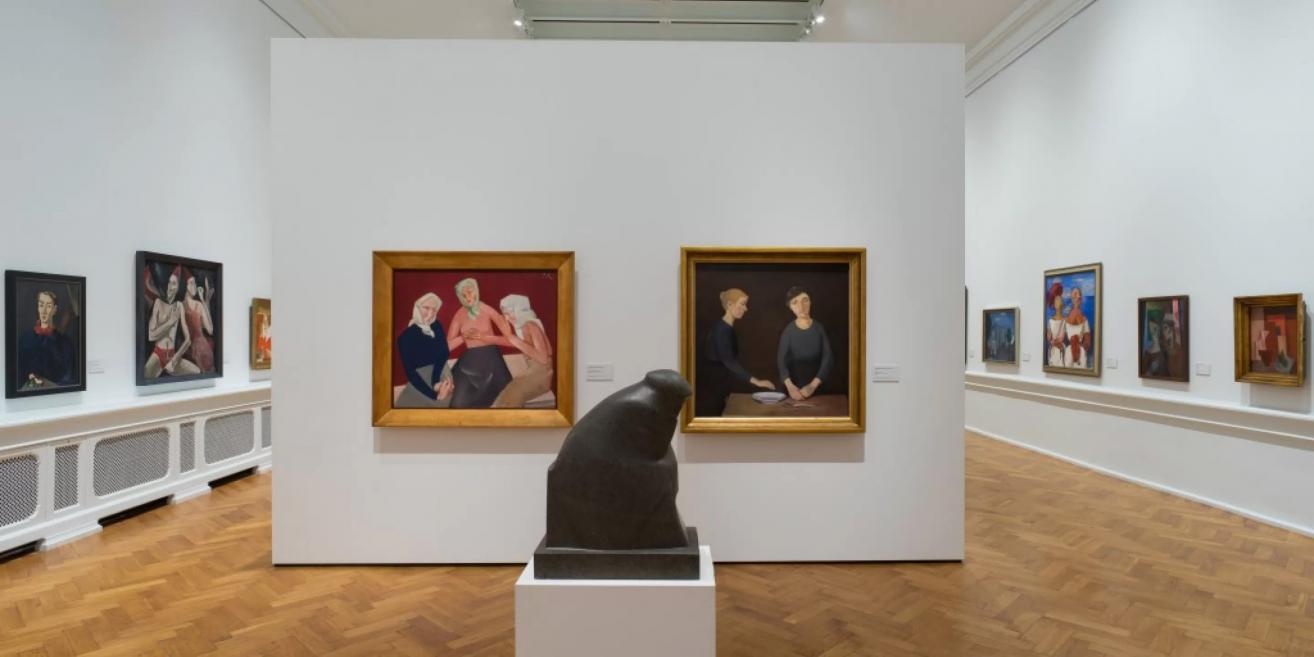 Latvijas Nacionālā mākslas muzeja ekspozīcijas zāle ar 20. gadsimta portretu un figurālās glezniecības darbiem.