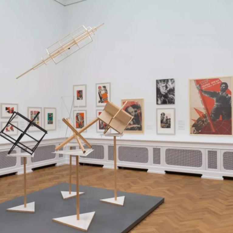 Latvijas Nacionālā mākslas muzeja ekspozīcija ar 20. gadsimta konstruktīvistu darbiem un avangarda iedvesmotām instalācijām.