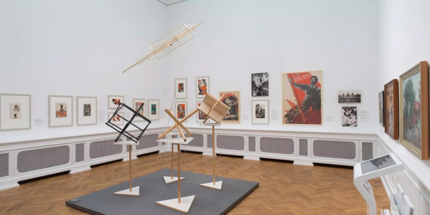 Latvijas Nacionālā mākslas muzeja ekspozīcija ar 20. gadsimta konstruktīvistu darbiem un avangarda iedvesmotām instalācijām.