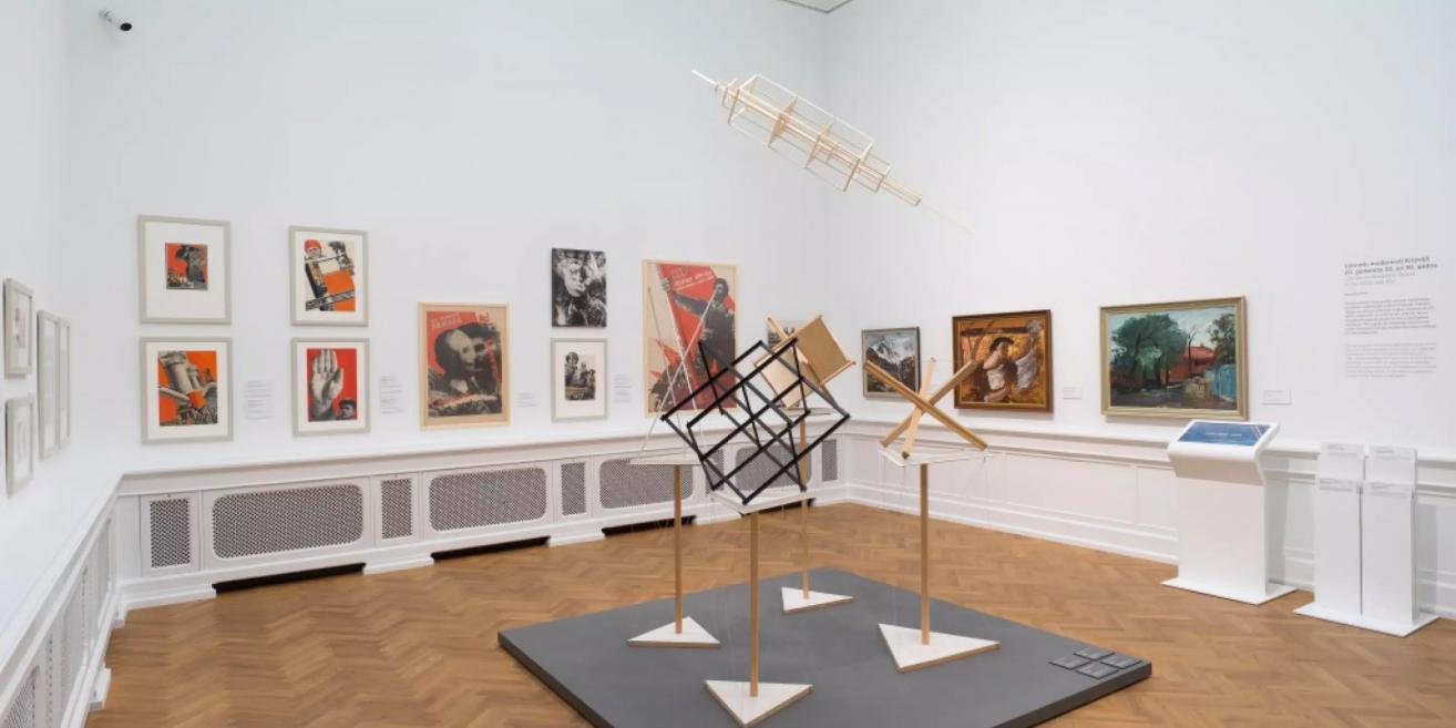 Skats uz Latvijas Nacionālā mākslas muzeja ekspozīciju, kurā apvienoti grafikas un konstruktīvisma darbi.