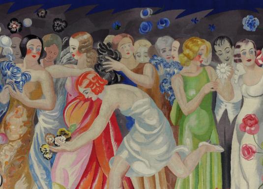 Krāsainā gleznā redzama stilizētu sieviešu grupa elegantās kleitās ar ziediem un dekoratīviem motīviem tumšā fonā.